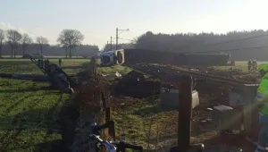 Пътнически влак дерайлира в Холандия (ВИДЕО)