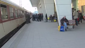 Пътници блокирани на гарата в Пазарджик часове наред