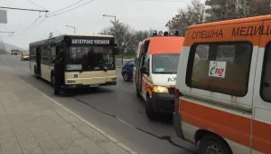 Кондуктор на автобус спаси живота на шофьора и пътниците
