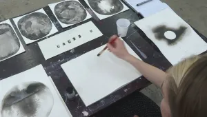 Художничка нарисува картини от тленните останки на чичо си (ВИДЕО)