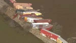 20 вагона на товарен влак дерайлираха зрелищно в САЩ (ВИДЕО)
