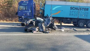 Млад мъж загина при тежка катастрофа между лека кола и тир