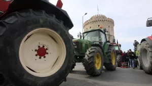Гръцките фермери изтеглят тракторите си от блокадите по пътищата