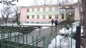 Осмокласничка нападна учителка в час заради отнет телефон