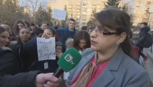 Ученици от София протестираха срещу уволнението на любим учител