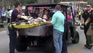 Кола се вряза в хора по време на парад в Алабама (ВИДЕО)