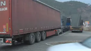 Сблъсък между тир и кола доведе до задръстване на пътя за Гърция 
