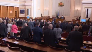 Комунизмът скара управляващите и опозицията в парламента 