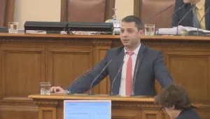 Депутатите отново се скараха за присъствието на Делян Добрев в залата