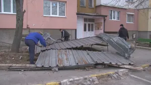 Мъж, ударен от покривна ламарина във Враца, се бори за живота си