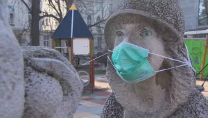 Скулптури в София осъмнаха с маски на лицата