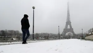Затвориха Айфеловата кула заради очакван обилен сняг, заледяване и ветрове 