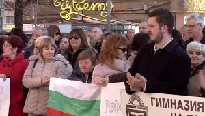 Учители, родители и ученици на протест в защита на сливенските училища