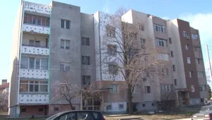 Блок в Карнобат протече заради недовършено саниране