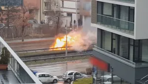 Кола пламна на столичния бул. „България” (ВИДЕО)