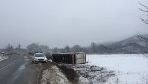 Обърнат тир затруднява движението на път Е-79 край Ботевград (СНИМКИ И ВИДЕО)