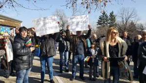Жители на Перущица протестират срещу скока на такса „Смет“