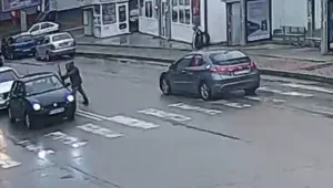Агресия на пътя в Казанлък – шофьори се бият с метални тръби (ВИДЕО)