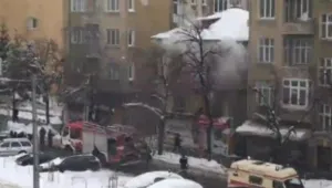 Пожар в сграда в центъра на София, загина възрастна жена (ВИДЕО)