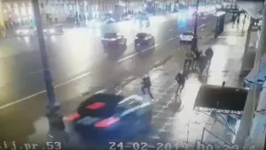 Кола се качи на тротоар и блъсна пешеходци в Санкт Петербург (ВИДЕО)
