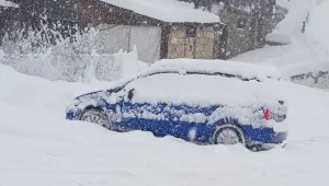 Пожарникари евакуираха 36 деца и 10 възрастни от закъсал автобус в Смолянско 