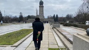 Цветя пред паметника на Съветската армия за Деня на защитника на Отечеството (СНИМКИ)
