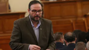 „Атака“ иска изслушване на Каракачанов по сделките с имоти в Министерството на отбраната