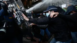 Протести и сблъсъци с полицията в Атина в навечерието на новите ограничения (СНИМКИ И ВИДЕО)