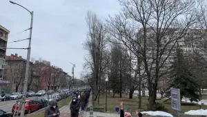 Опашки от желаещи да се имунизират и пред ваксинационния център на ВМА