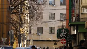 Столичани сигнализират за опасно надвиснали кабели в центъра на София