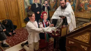Под шума на сирени и снаряди: Украинска двойка побърза да сключи брак на фона на нападенията