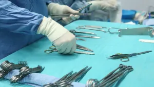 Хирурзи забравиха ножица в корема на политик