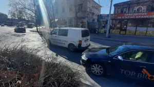 Кола се вряза в полицейски микробус в Пловдив