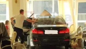 Помитайки маси и столове: Автомобил нахлу в ресторант в Румъния (ВИДЕО)