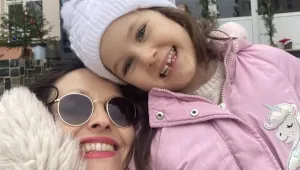 „Всяка хапка е болка“: 5-годишно момиченце с левкемия се нуждае от помощ, за да живее