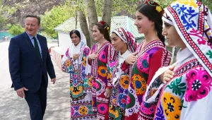 Таджикистан изготви наръчник как да се обличат жените
