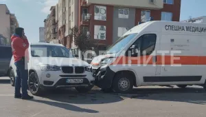 Автомобил е блъснал линейка с пациент в София, пострадал е медик