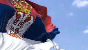 POLITICO: Хиляди китайски работници живеят изолирано в затворени лагери в Сърбия