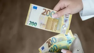 Жена от Нови пазар намери 200 евро на тротоара и ги предаде в полицията