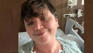 Детска количка с бебе пада в езеро, двама мъже го спасяват