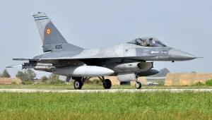 Румъния вдигна два изтребителя F-16 заради дрон във въздушното им пространство