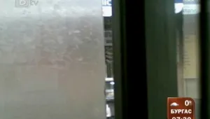 Сняг по седалките в автобус на градския транспорт