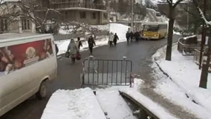 Опасен мост затруднява движението в Банкя