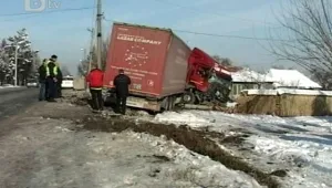 ТИР влезе в двора на къща в Поликраище