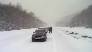 Сняг и дъжд блокираха страната