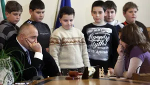 Премиер срещу 10-годишно момиче на шах... в патова ситуация