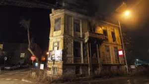 Голям пожар избухна в сграда в центъра на Варна