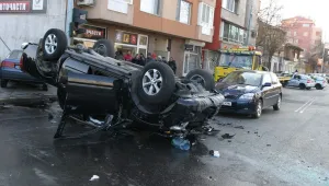 Джип отне предимство и се обърна по таван в Пловдив