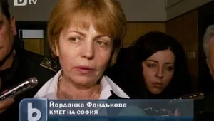 Кой се бори с пожарите най-ефективно? Кметът Фандъкова