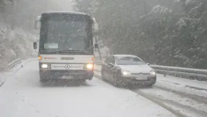 Снегът засегна и междуградските автобуси